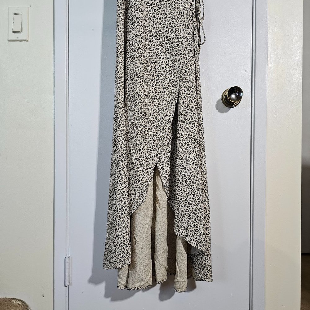 🏷️NWT Brandy Melville Floral Wrap Sleeveless Midi Dress In Beige/Black - OS - Picture 6 of 10